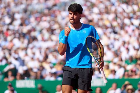 Slordige toptennisser Carlos Alcaraz met moeite door in Monte Carlo: 'Als je op dit niveau kansen laat liggen...'