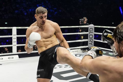 'Woedende' Rico Verhoeven slaat eigen badkamer aan gort: 'Dan komt de vechter in me naar boven'