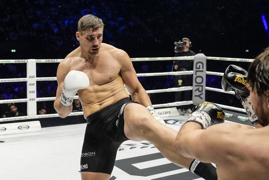 'Woedende' Rico Verhoeven slaat eigen badkamer aan gort: 'Dan komt de vechter in me naar boven'