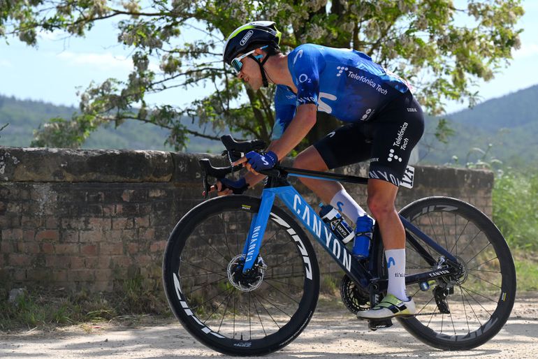 Pelayo Sanchez wint spectaculaire gravelrit in Giro voor Julian Alaphilippe