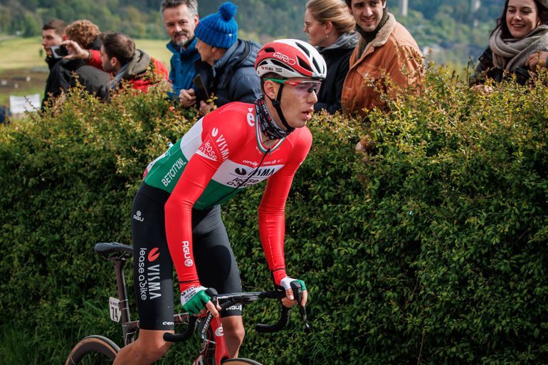 Visma-renner niet blij met grap van collega over zijn naam na valpartij in Giro d'Italia: 'Vind ik niet leuk'