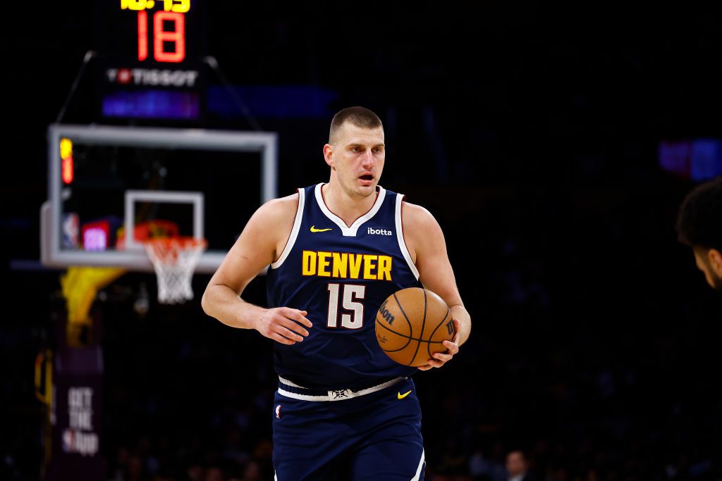 Nikola Jokic komt met derde MVP-titel in rijtje vol NBA-legendes: 'Het begint bij je teamgenoten'