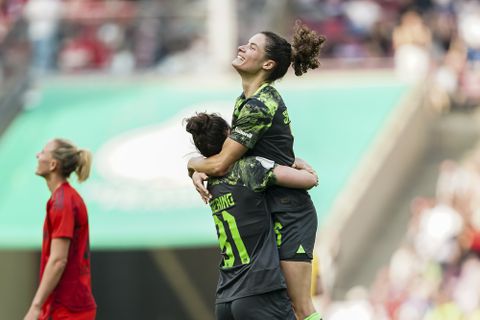 Oranje Leeuwin Dominique Janssen helpt Wolfsburg met doelpunt aan tiende beker op rij