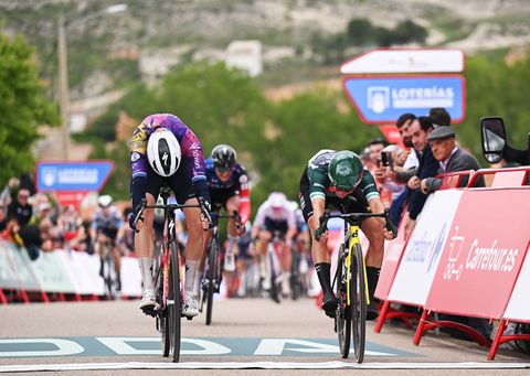 Wielerfenomeen Marianne Vos zorgt opnieuw voor Nederlands succes in Vuelta na zenuwslopende finish