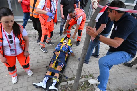 Giro-favoriet loopt ernstig letsel op in eerste etappe: ploeg komt met medische update