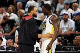 De geblesseerde Steph Curry moest toekijken hoe 'zijn' Golden State Warriors een harde nederlaag leed in de play-offs van de NBA. ©Getty Images