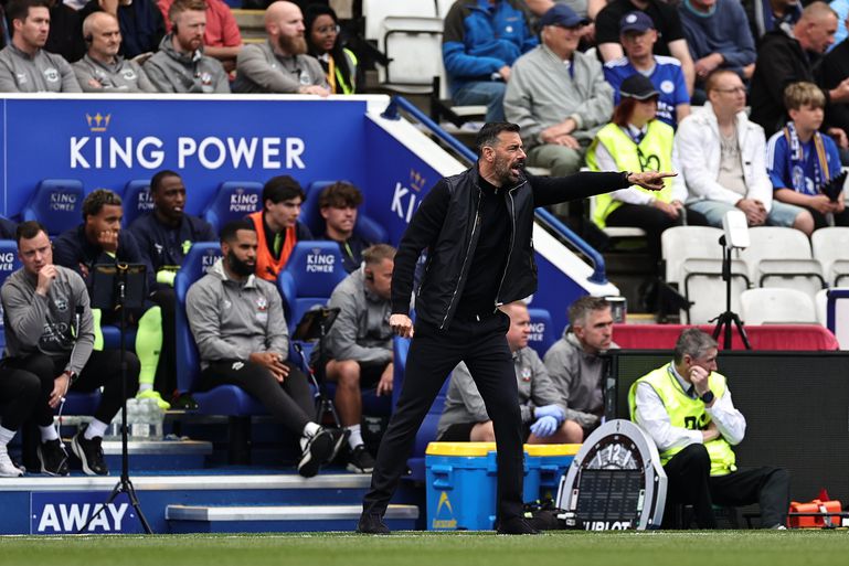 Trainer Ruud van Nistelrooij laat zich uit over positie bij gedegradeerde Leicester: 'Dat is belangrijk'