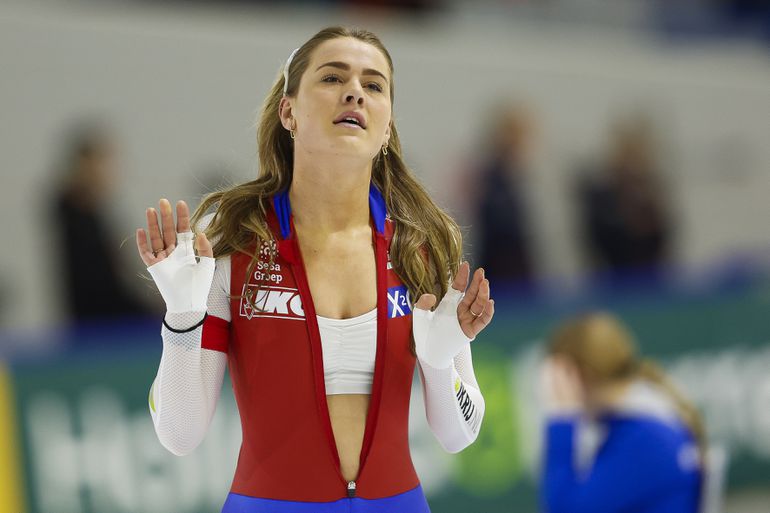 Nederlandse schaatsster moet 'dealen' met 'rare vent', collega 'heeft echt met haar te doen'
