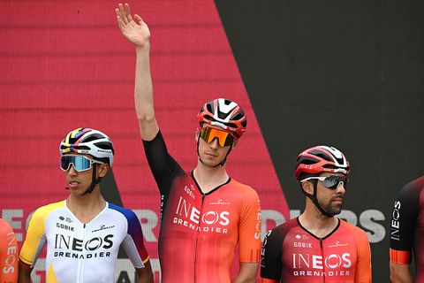 Thymen Arensman loopt meteen gigantische dreun op in Giro d'Italia, oud-wereldkampioen grijpt roze trui