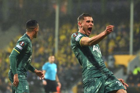 Grote traditieclubs Tottenham en Manchester United in Europese finale: 'Ik ben benieuwd hoe Erik ten Hag hiernaar kijkt'