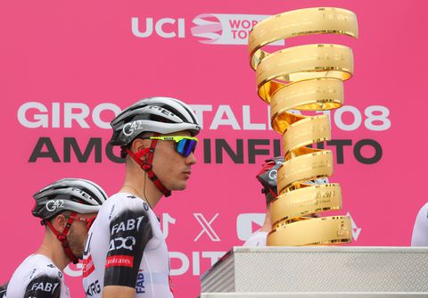 Topfavoriet Juan Ayuso komt met de schrik vrij na val in openingsetappe van de Giro