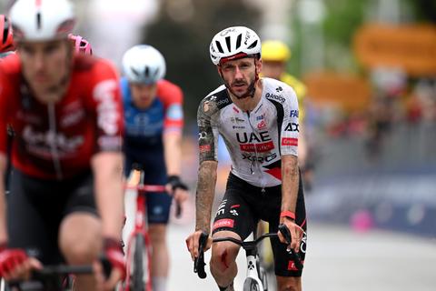 Wielerploeg deelt slecht nieuws na grote valpartij in Giro d'Italia: 'Onderweg naar het ziekenhuis'