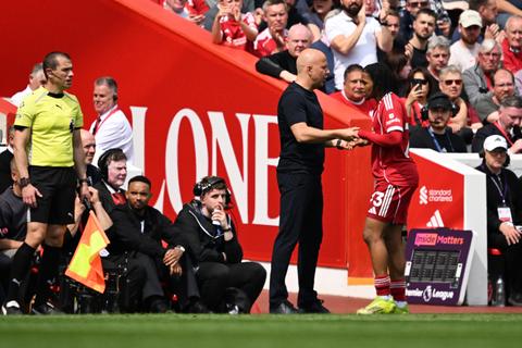 Arne Slot krijgt heel Anfield over zich heen na wissel bij Liverpool: 'Echt absurd'