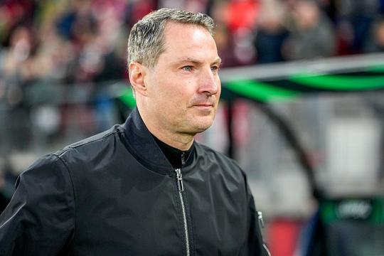 Voormalig Feyenoord-coach Brian Priske belandt in totale chaos door harde kern van tegenstander