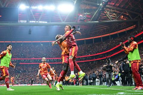 Noa Lang viert groot feest: Oranje-international belangrijk bij kampioenswedstrijd Galatasaray