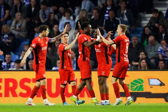 Almere City mag blijven dromen van Eredivisie na chaotisch duel in Doetinchem