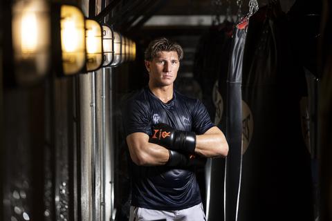 TV-gids: op deze zender kijk jij naar vechtsportsensatie Gradus Kraus bij Boxing Gladiators