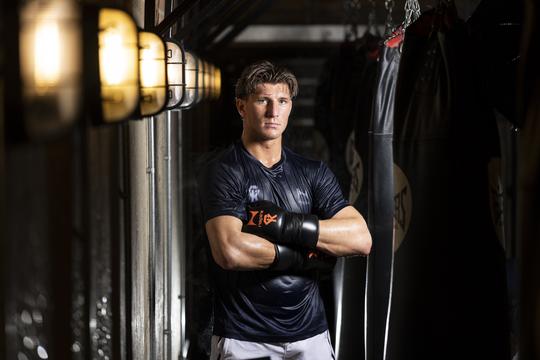 TV-gids: op deze zender kijk jij naar vechtsportsensatie Gradus Kraus bij Boxing Gladiators