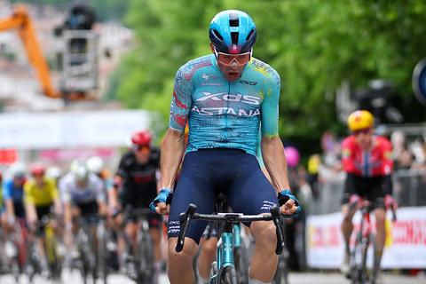 Giro d'Italia opnieuw opgeschrikt door zware valpartij: topfavoriet Jonas Vingegaard afgetroefd in lastige finale