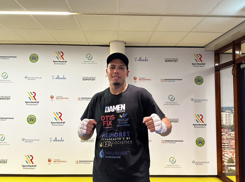 Brute knock-out bij Boxing Gladiators, bokser haalt genadeloos uit en zorgt voor luid gejuich bij publiek