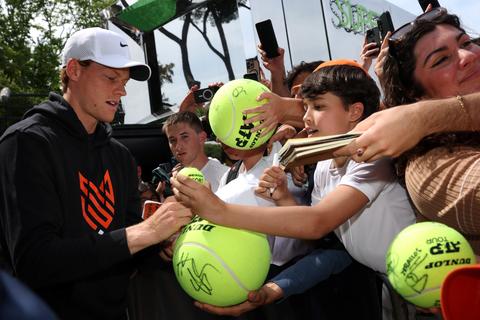 Toptennisser Jannik Sinner boekt eerste zege in Rome onder luid gejuich van fans: 'Een geweldig gevoel'