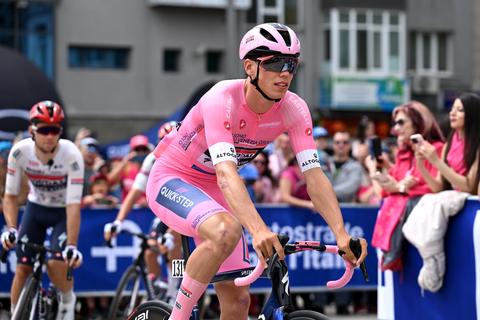 Live Giro d’Italia | Punchers aan zet in zware finale terwijl Dylan Groenewegen wonden likt