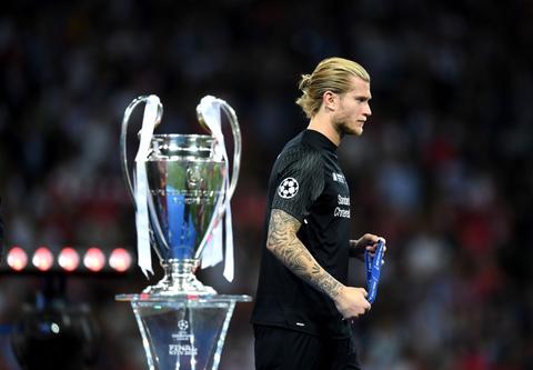 Acht jaar na Champions League-drama lacht het leven Loris Karius weer toe: doelman deelt prachtig nieuws met beroemde vriendin