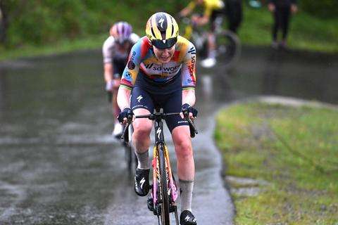 Toprenster Anna van der Breggen emotioneel na 'pijnlijke' tweede plaats in Vuelta Femenina: 'Dat zuigt nu echt'