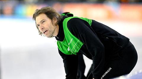 Schaatscoach Gerard van Velde krijgt mooi eerbetoon tijdens trainingskamp Team Reggeborgh met Jenning de Boo en Femke Kok