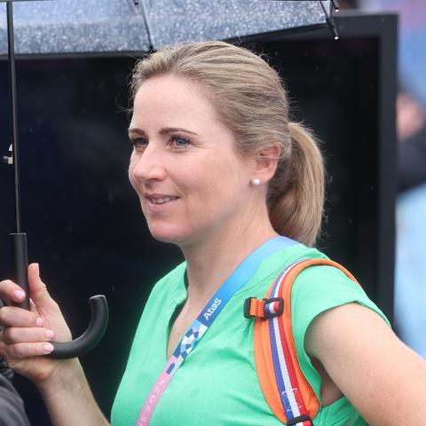 Wielericoon Annemiek van Vleuten noemt Giro-crash 'ernstiger dan normale valpartij': 'Dit gaat veel invloed hebben'