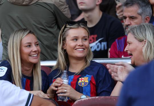 Mikky Kiemeney (vrouw Frenkie de Jong) leeft feestelijk toe naar El Clásico: 'Zo mooi'