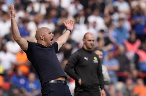 Arne Slot krijgt volle laag van Britse media: 'Anfield kookte zelden zó van woede'