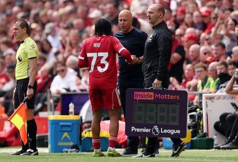 Arne Slot reageert op omstreden wissel tijdens Liverpool - Chelsea: 'Mensen weten niet alles'