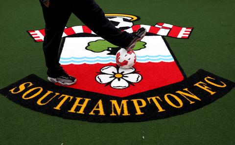 'Mysterieuze spion' op de vlucht: Southampton in opspraak voor miljoenenstrijd om promotie