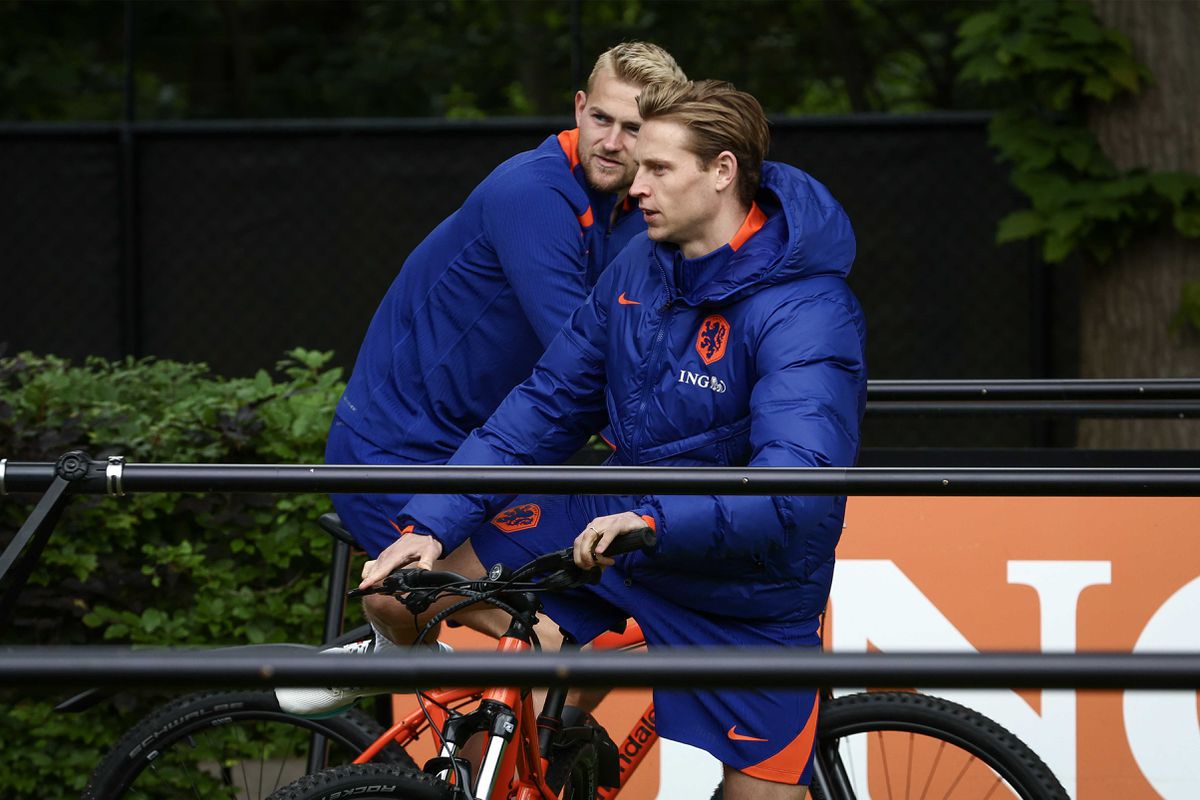 Frenkie de Jong aanwezig bij laatste training Oranje: Teun Koopmeiners en Tijjani Reijnders ook aangesloten