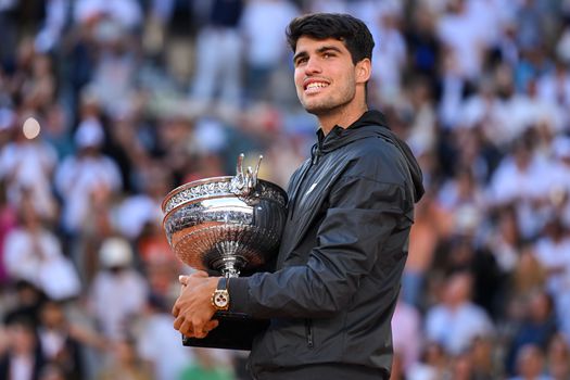 Carlos Alcaraz maakt droom waar met eindzege Roland Garros: 'Als klein kind keek ik altijd naar dit toernooi op tv'