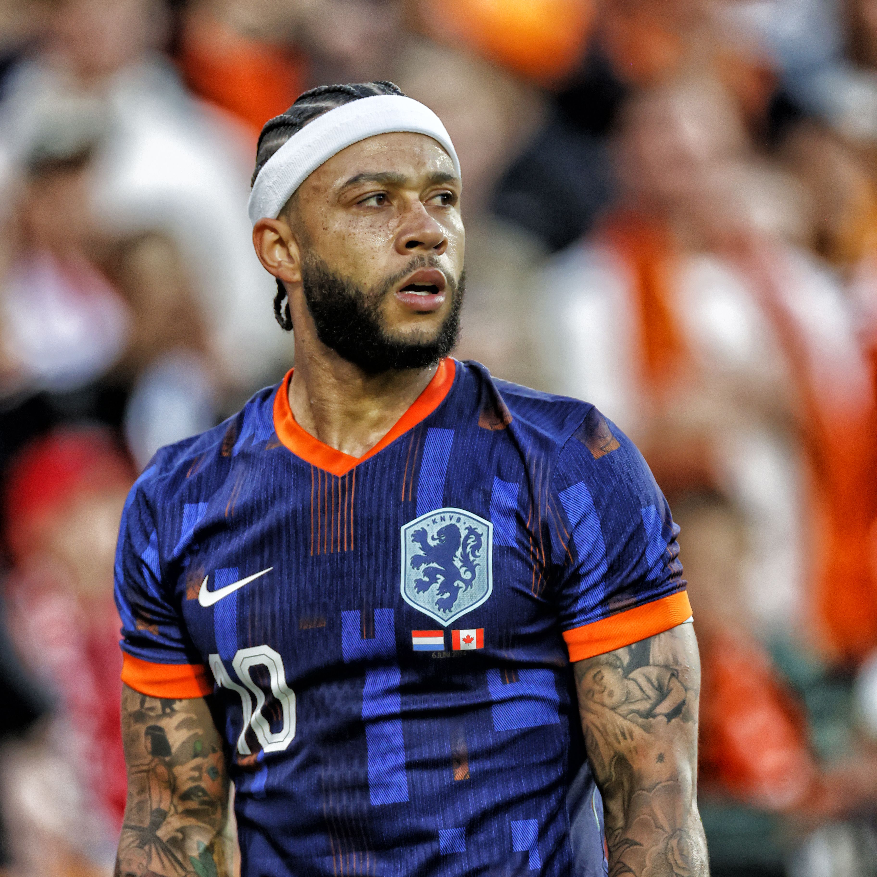 Ronald Koeman confronteert Memphis Depay met veelbesproken hoofdband: 'Ik word niet graag verrast'