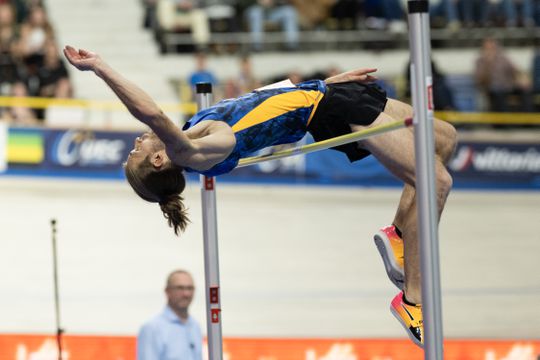 Nederlands succes bij hoogspringen: Douwe Amels springt zich naar finale op EK in Rome