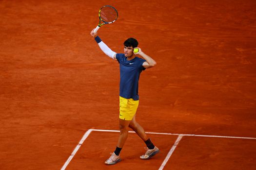 Carlos Alcaraz knokt zich naar eindzege Roland Garros en treedt in voetsporen Rafael Nadal
