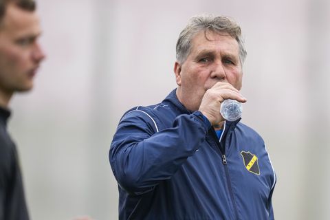 NAC stuurt clubheld Ton Lokhoff weg, maar geeft hem wel een seizoenkaart voor het leven