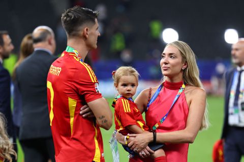 Veelbesproken vrouw van topvoetballer onthult bedreigingen die haar man krijgt: 'Ik maak je man af'