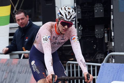 Nederlandse topwielrenner neemt bocht te ruim en belandt in sloot bij Belgische koers