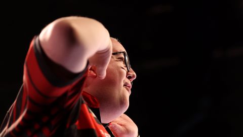 Engelse topdarter zorgt voor verbazing met zeer opvallende foto uit de slaapkamer