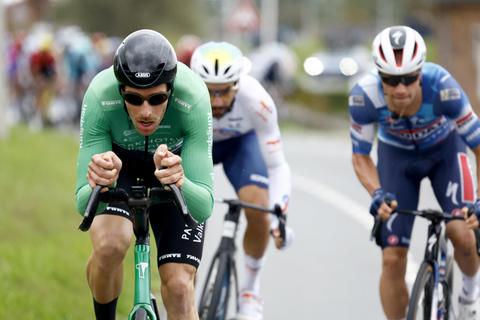 Veelbesproken Nederlandse wielrenner (31) van zijn fiets gesleurd door politie: 'Ik vond het heel vreemd'