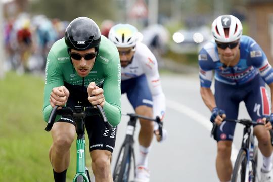 Veelbesproken Nederlandse wielrenner (31) van zijn fiets gesleurd door politie: 'Ik vond het heel vreemd'