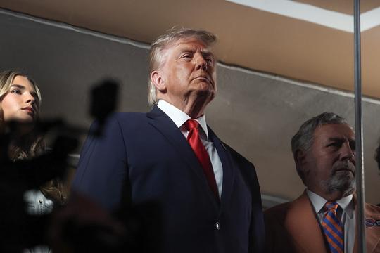 Uitgejouwde Donald Trump (79) valt in slaap tijdens grote Amerikaanse sportwedstrijd: 'Alles draait om hem'