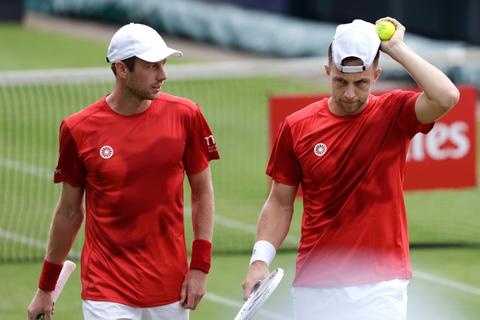 Pikante tennisclash tussen Tallon Griekspoor en Botic van de Zandschulp in Rosmalen valt tot twee keer toe in het water