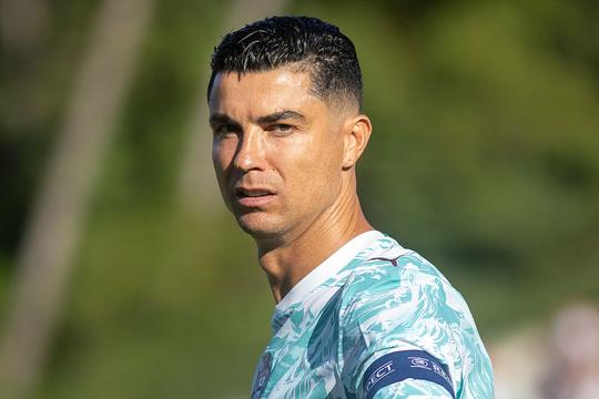 Cristiano Ronaldo woest op Engels voetbalicoon (65) na uitspraken over Lionel Messi: 'Toen mocht hij me niet meer'