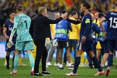 Ronald Koeman en Virgil van Dijk schudden elkaar de hand na de overwinning op Roemenië. ©Getty Images.