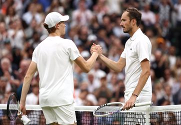 Daniil Medvedev stuurt niet helemaal fitte Jannik Sinner naar huis op Wimbledon